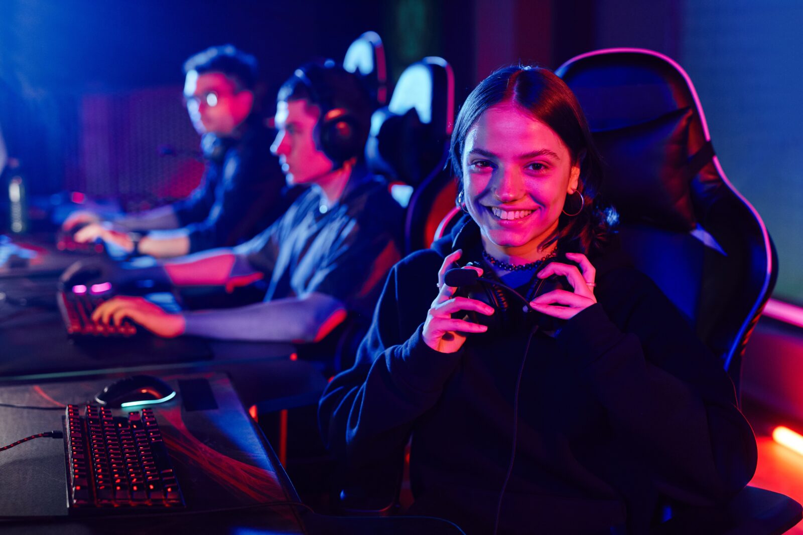 Portrait,Of,Young,Woman,On,Cyber,Sports,Team,Smiling,At International E-sports studies (tweetalig)
