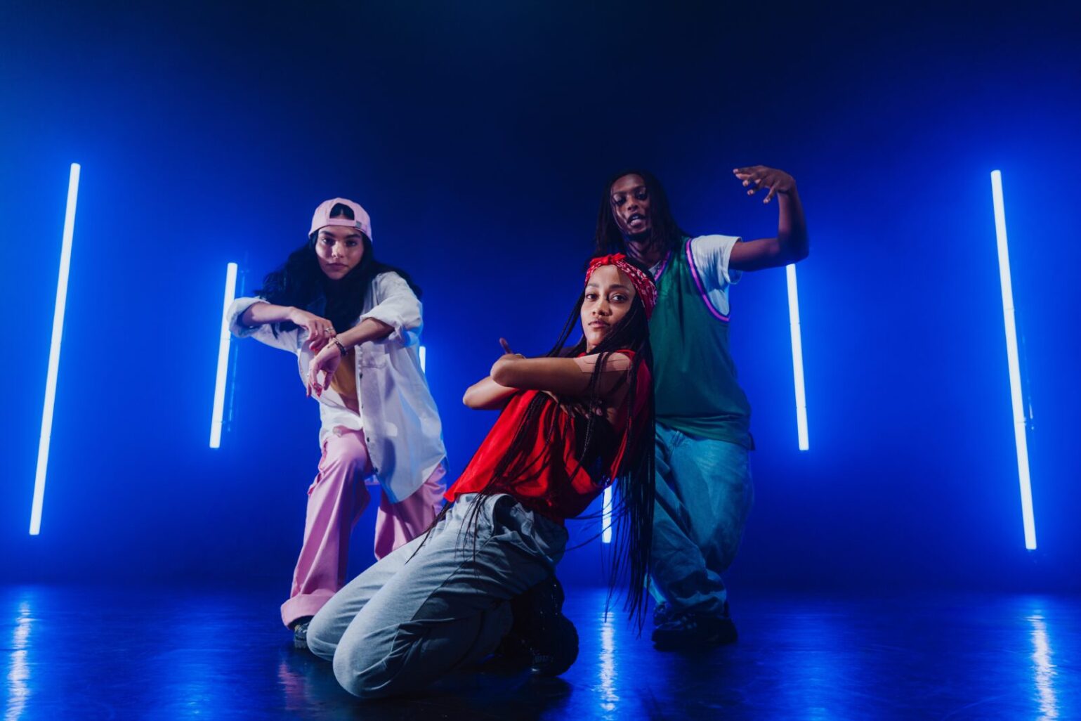 Group,Of,Hip,Hop,Dancer,Dancing,Together,In,A,Moody Dance Academy, performer, choreograaf en ondernemer